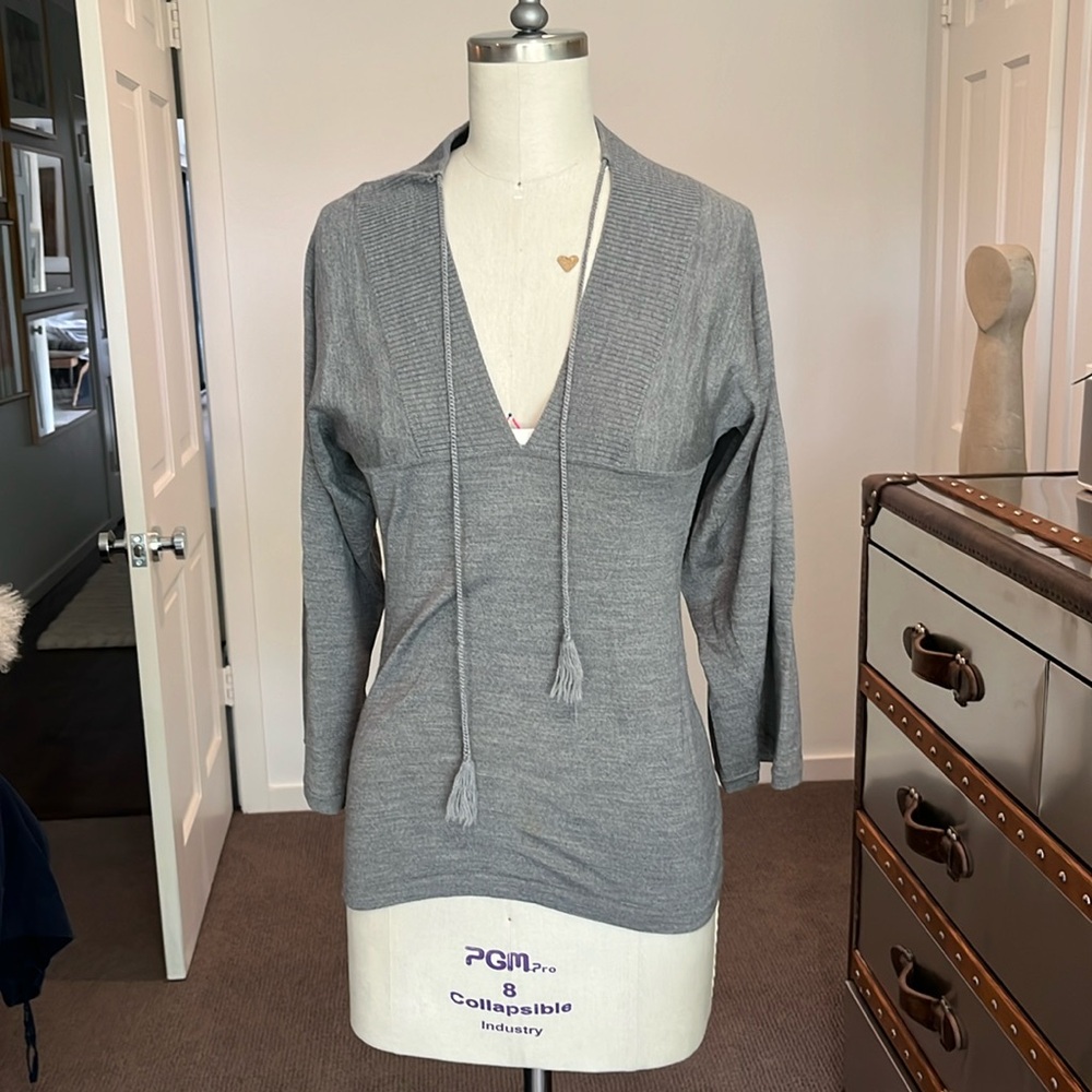 Theory gray wool sweater with deep V-neck and tassel ties - size Small